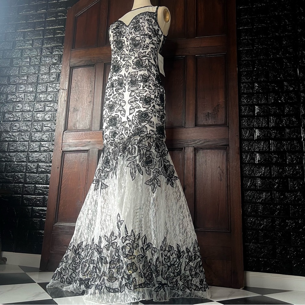 Sue Wong Size 4 White and Black Lace Formal Dress